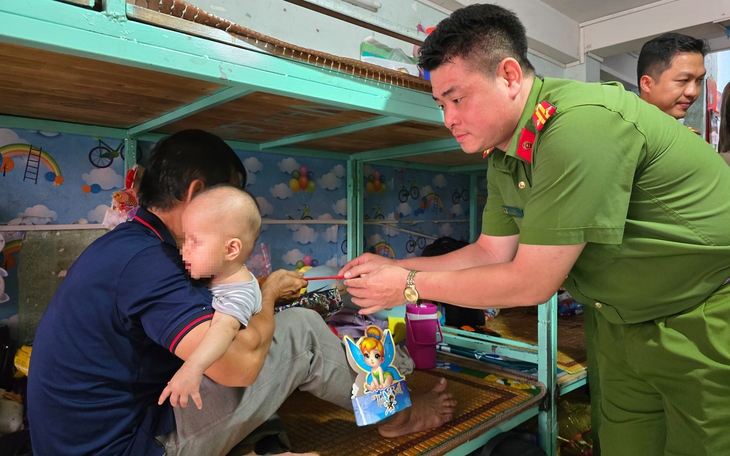 Bộ đội biên phòng Đắk Lắk đem niềm vui Trung thu đến làng biển - Ảnh 4.