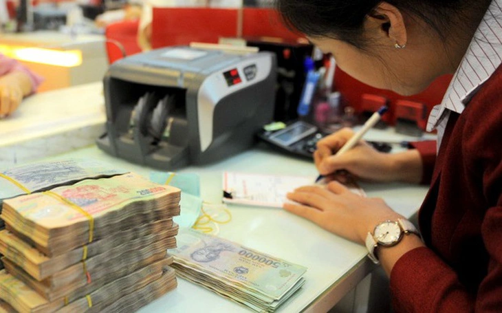 Nhiều ngân hàng nhập cuộc tăng lãi suất huy động cuối năm - Ảnh 2.