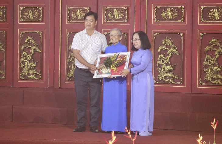 Xin chữ thư pháp miễn phí tại Nhà văn hóa Thanh niên TP.HCM - Ảnh 8.