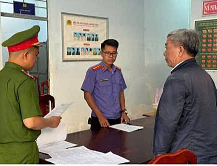 Cựu giám đốc Bệnh viện Đa khoa Bình Thuận bị khởi tố, bắt tạm giam - Ảnh 1.