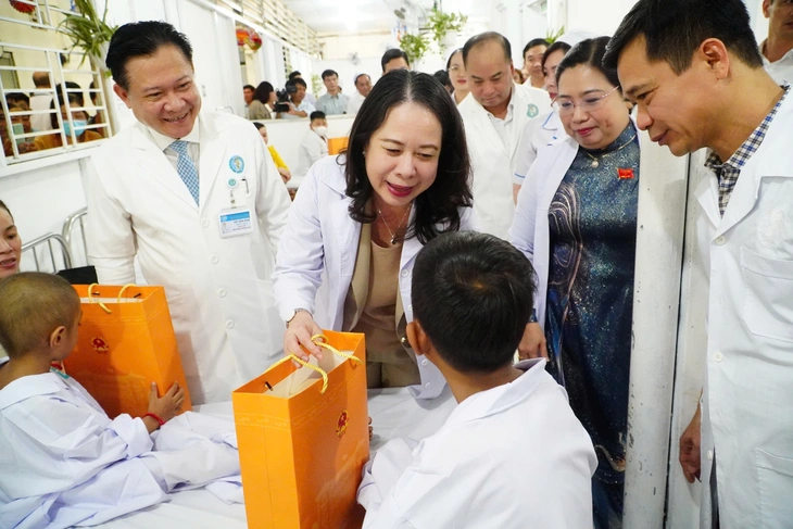 Phó chủ tịch nước thăm tặng quà Tết Trung thu tại Cần Thơ - Ảnh 1.