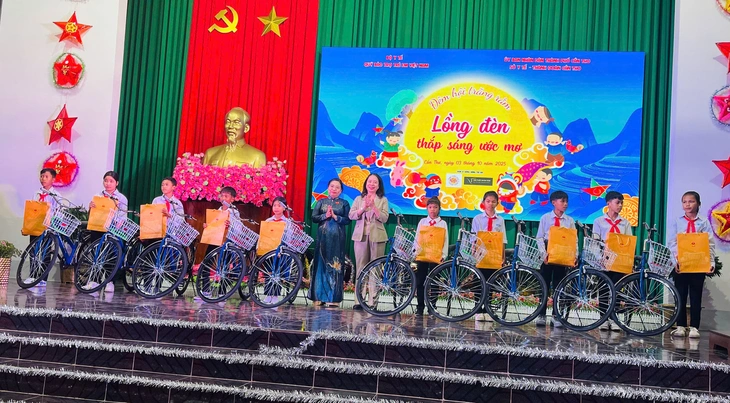 Phó chủ tịch nước thăm tặng quà Tết Trung thu tại Cần Thơ - Ảnh 4.