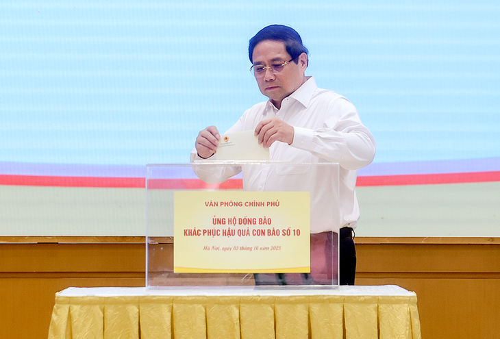 Thủ tướng ủng hộ đồng bào bị thiệt hại do bão lũ - Ảnh 1.