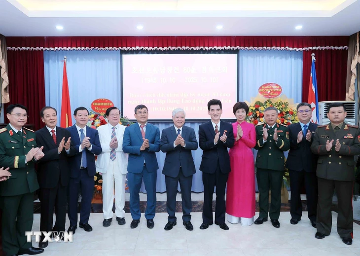 Ông Đỗ Văn Chiến dự chiêu đãi kỷ niệm ngày thành lập Đảng Lao động Triều Tiên - Ảnh 2.