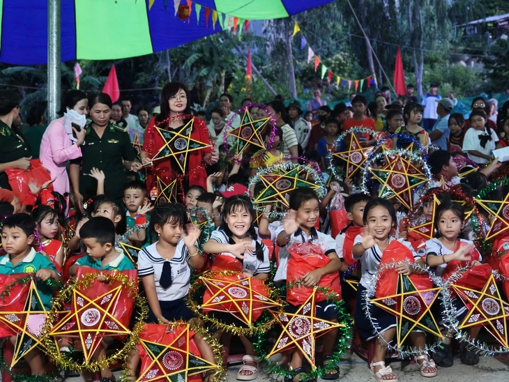 Bộ đội biên phòng Đắk Lắk đem niềm vui Trung thu đến làng biển - Ảnh 1.