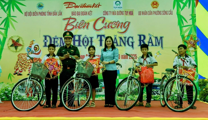 Bộ đội biên phòng Đắk Lắk đem niềm vui Trung thu đến làng biển - Ảnh 2.