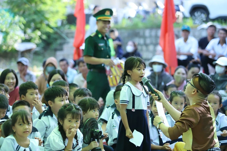 Bộ đội biên phòng mang niềm vui Trung thu đến làng biển Đắk Lắk - Ảnh 3.