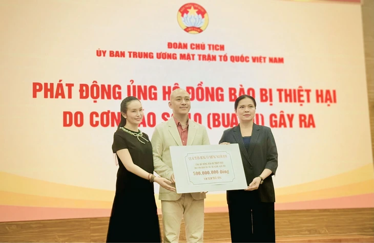40 nghệ sĩ gửi 9 tỉ cho bà con vùng bão: 'Dân chơi phải khoe cứu bao nhiêu người' - Ảnh 4.