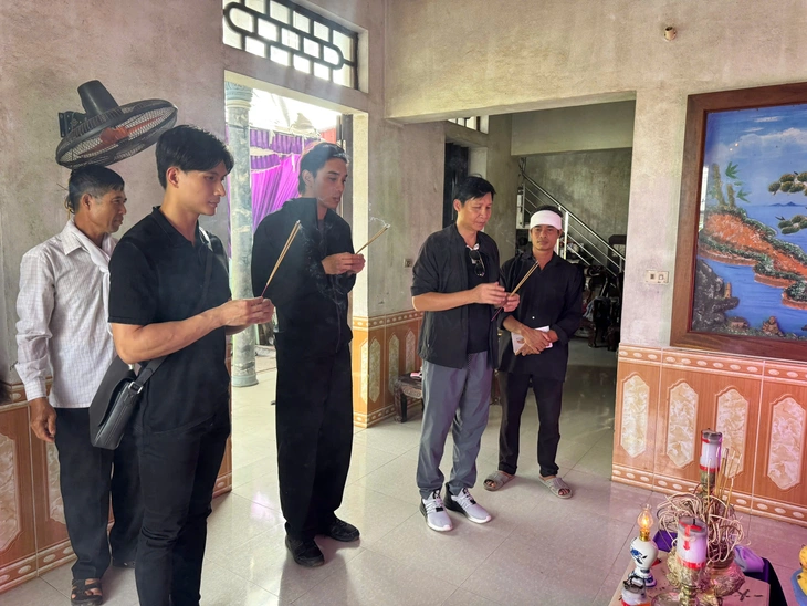 40 nghệ sĩ gửi 9 tỉ cho bà con vùng bão: 'Dân chơi phải khoe cứu bao nhiêu người' - Ảnh 3.