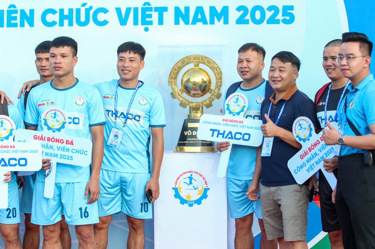 HLV Kim Sang Sik chúc các cầu thủ công nhân, viên chức đấu máu lửa - Ảnh 13.