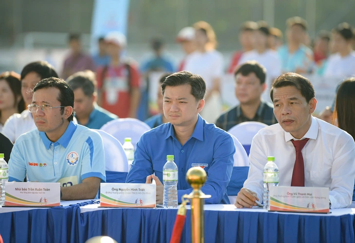 HLV Kim Sang Sik chúc các cầu thủ công nhân, viên chức đấu máu lửa - Ảnh 9.
