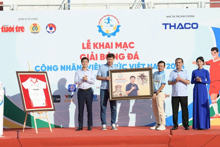 HLV Kim Sang Sik chúc các cầu thủ công nhân, viên chức đấu máu lửa - Ảnh 6.