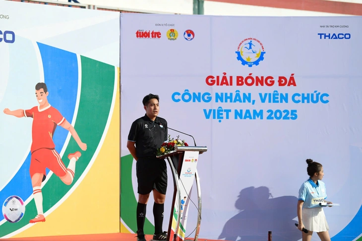HLV Kim Sang Sik chúc các cầu thủ công nhân, viên chức đấu máu lửa - Ảnh 4.