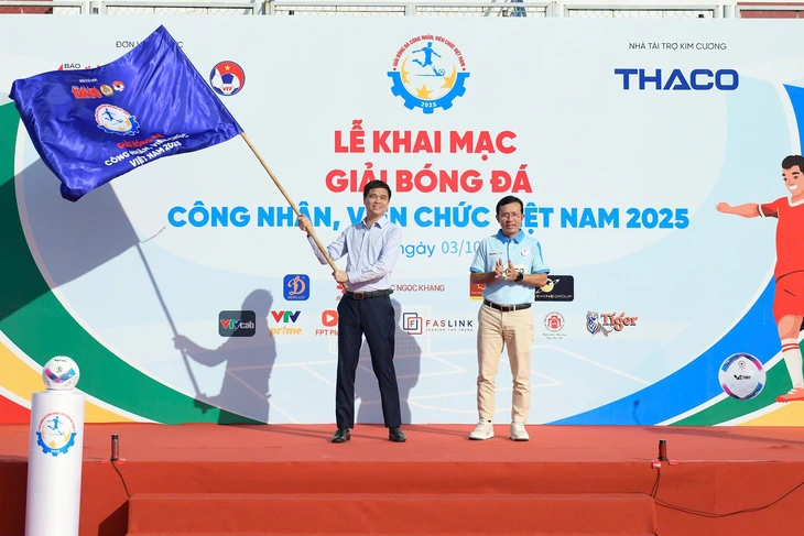 HLV Kim Sang Sik chúc các cầu thủ công nhân, viên chức đấu máu lửa - Ảnh 1.