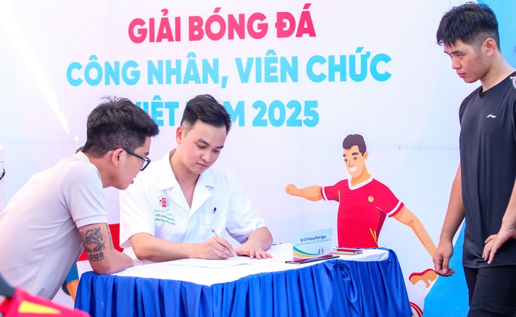 Đến Giải bóng đá công nhân, viên chức được khám bệnh miễn phí, mua đồ ưu đãi - Ảnh 1.