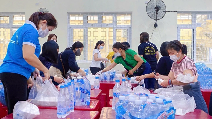 Nước ngập nửa nhà, người dân Huế vẫn xung phong nấu cơm cứu trợ bà con vùng lũ - Ảnh 2.