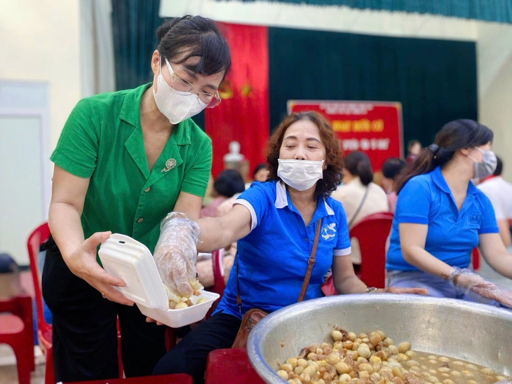 Nước ngập nửa nhà, người dân Huế vẫn xung phong nấu cơm cứu trợ bà con vùng lũ - Ảnh 1.