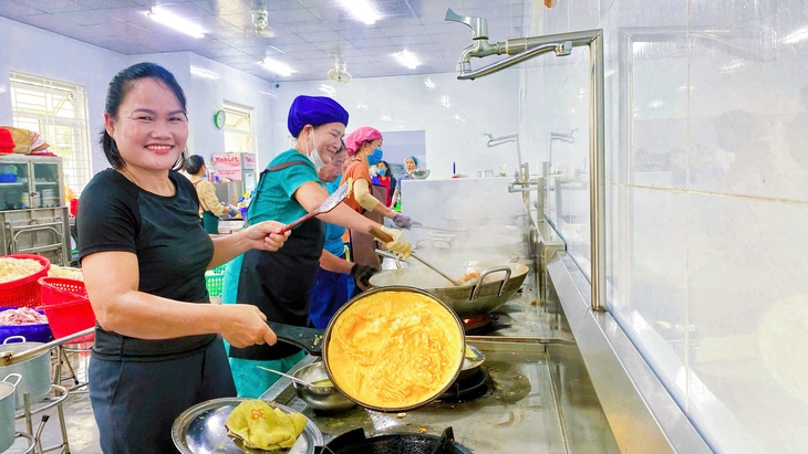 Nước ngập nửa nhà, người dân Huế vẫn xung phong nấu cơm cứu trợ bà con vùng lũ - Ảnh 3.