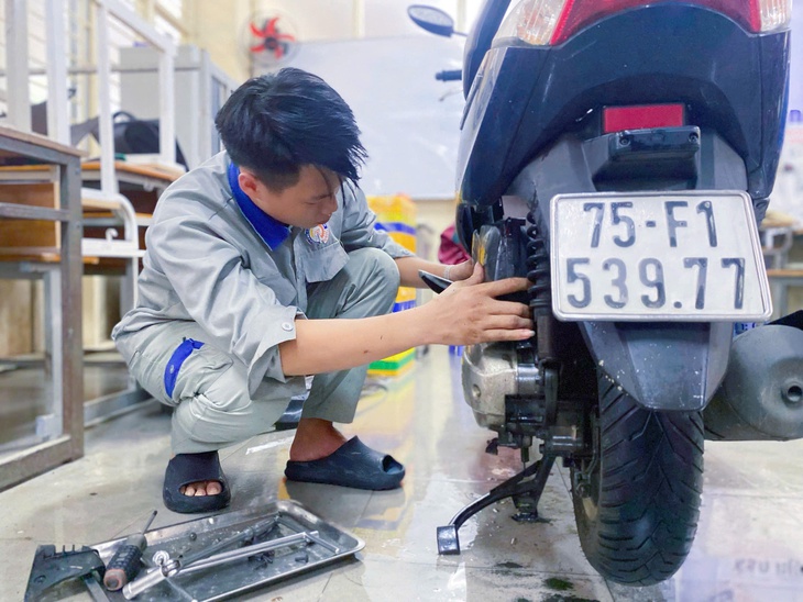 Sinh viên Đà Nẵng ra Huế sửa xe miễn phí cho bà con vùng lũ - Ảnh 3.