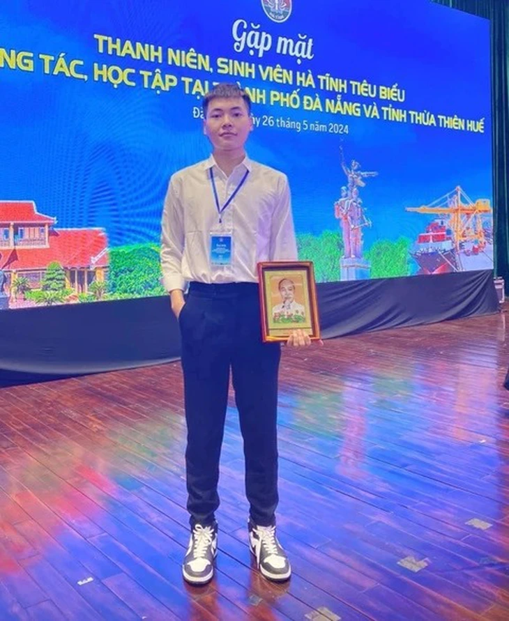 thanh niên - Ảnh 2.