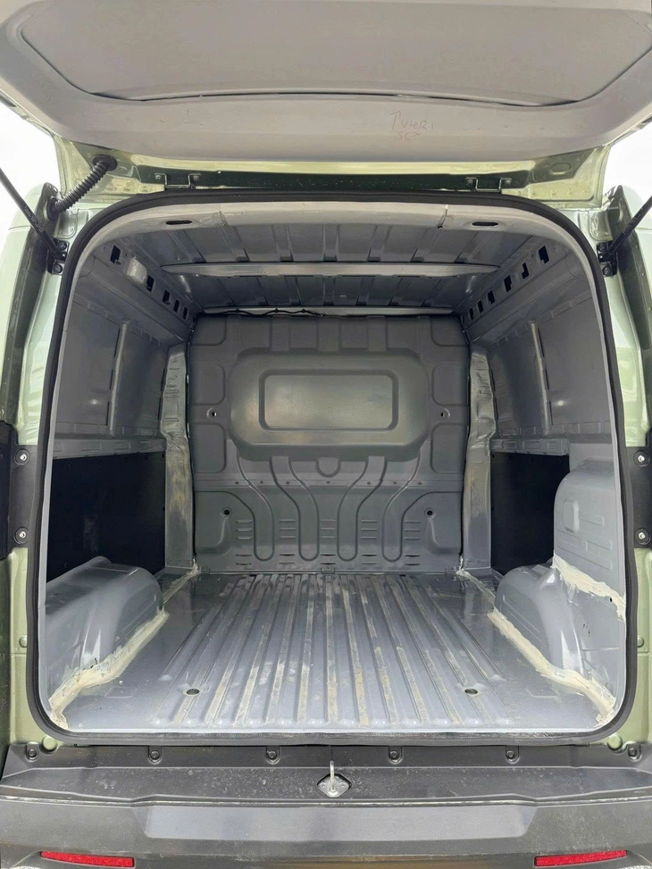 Lộ ảnh không che khoang chở hàng VinFast EC Van: Dung tích 2.600 lít, tải trọng 600kg, không có cửa lùa- Ảnh 3. VinFast EC Van - Ảnh 3.