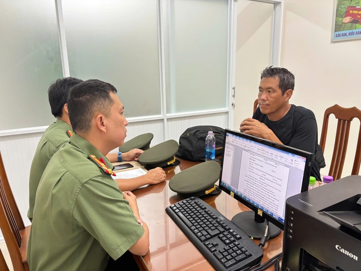 Công an trục xuất người đàn ông quốc tịch Kyrgyzsta bị Interpol truy nã đỏ  - Ảnh 1. trục xuất - Ảnh 1.