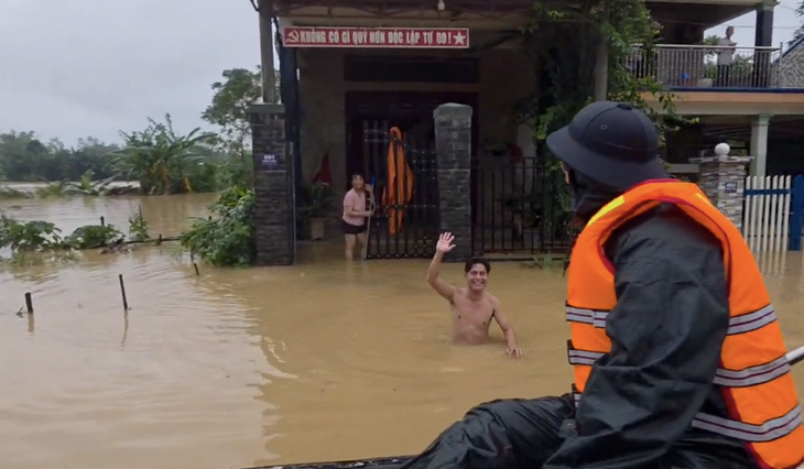 Người dân vẫy tay hò reo khi thấy bộ đội hải quân đưa xuồng đặc chủng tới vùng tâm lũ - Ảnh 1.