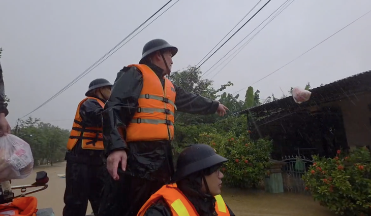 Người dân vẫy tay hò reo khi thấy bộ đội hải quân đưa xuồng đặc chủng tới vùng tâm lũ - Ảnh 3.