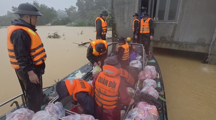 Người dân vẫy tay hò reo khi thấy bộ đội hải quân đưa xuồng đặc chủng tới vùng tâm lũ - Ảnh 4.