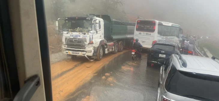 Mưa tầm tã, đèo Đại Ninh sạt lở, quốc lộ 28B nối Phan Thiết với Đà Lạt ách tắc - Ảnh 2.