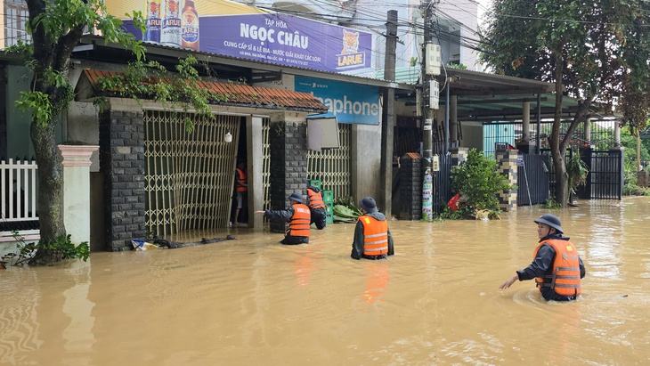 Người dân vẫy tay hò reo khi thấy bộ đội hải quân đưa xuồng đặc chủng tới vùng tâm lũ - Ảnh 6.
