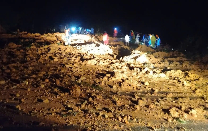 Bộ đội Quân khu 5 băng rừng giữa sạt lở đưa người dân đi cấp cứu - Ảnh 1.