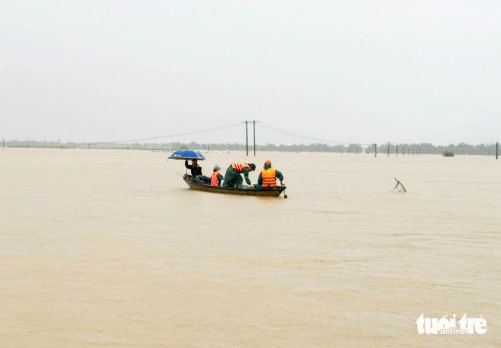 nước lũ - Ảnh 1.