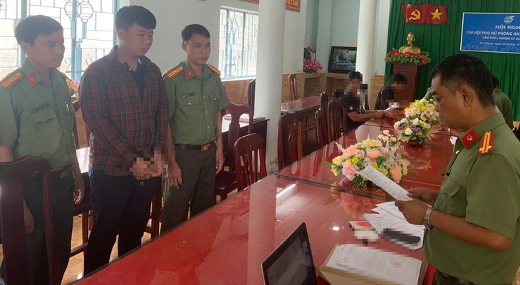 Bắt thêm 2 nghi phạm cầm đầu đưa người xuất cảnh trái phép qua Campuchia - Ảnh 1.