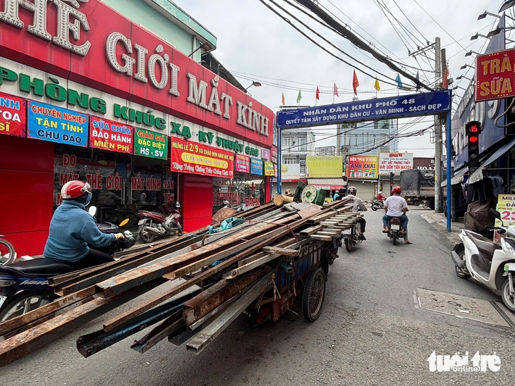 Nhiều xe ba gác, xe lôi tự chế chở tôn, sắt thép dài gấp 3 thân xe vẫn chạy ngoài đường - Ảnh 4.
