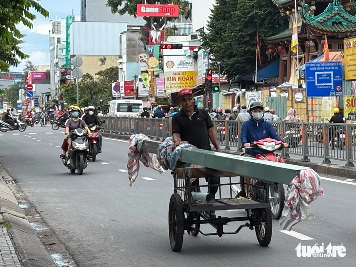 Nhiều xe ba gác, xe lôi tự chế chở tôn, sắt thép dài gấp 3 thân xe vẫn chạy ngoài đường - Ảnh 5.