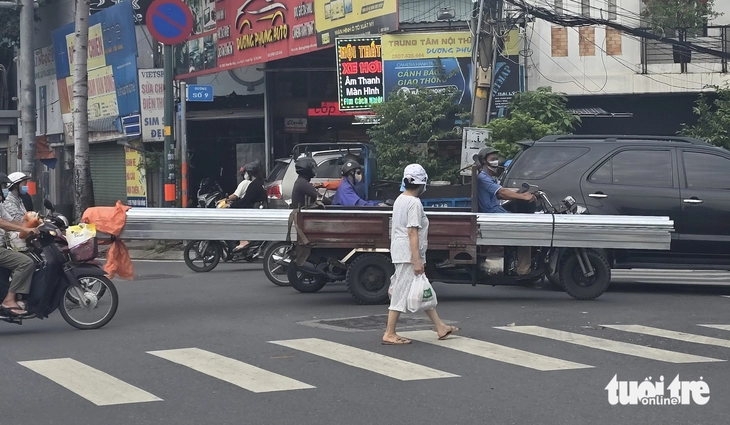 Nhiều xe ba gác, xe lôi tự chế chở tôn, sắt thép dài gấp 3 thân xe vẫn chạy ngoài đường - Ảnh 7.
