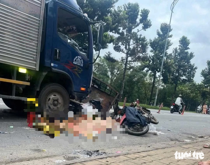 Nhiều xe ba gác, xe lôi tự chế chở tôn, sắt thép dài gấp 3 thân xe vẫn chạy ngoài đường - Ảnh 10.