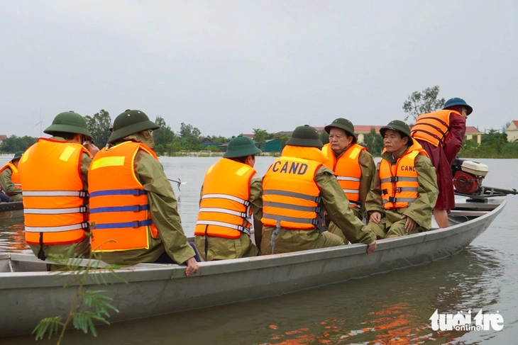 Phó thủ tướng Mai Văn Chính ngồi thuyền vào động viên bà con vùng lũ Quảng Trị - Ảnh 1.