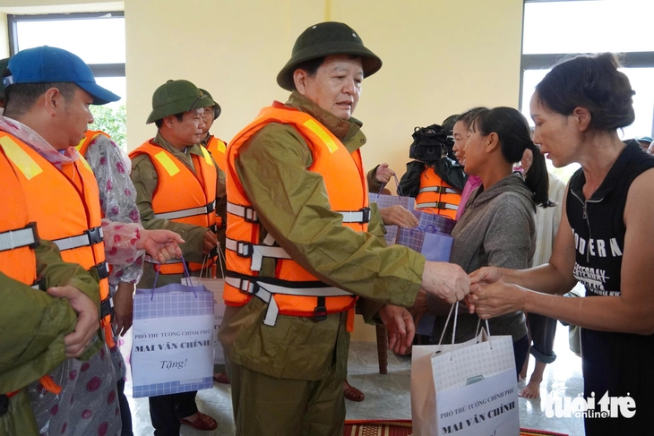 Phó thủ tướng Mai Văn Chính ngồi thuyền vào động viên bà con vùng lũ Quảng Trị - Ảnh 3.