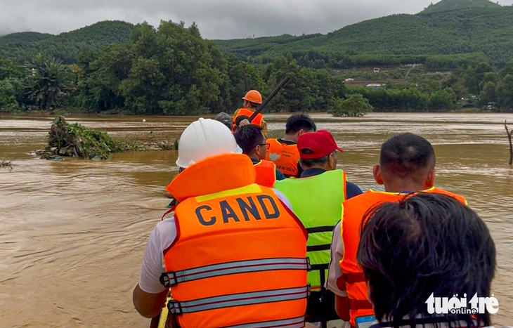Quà cứu trợ đến với bà con bị lụt cô lập nhiều ngày bên sông Vu Gia - Ảnh 2.