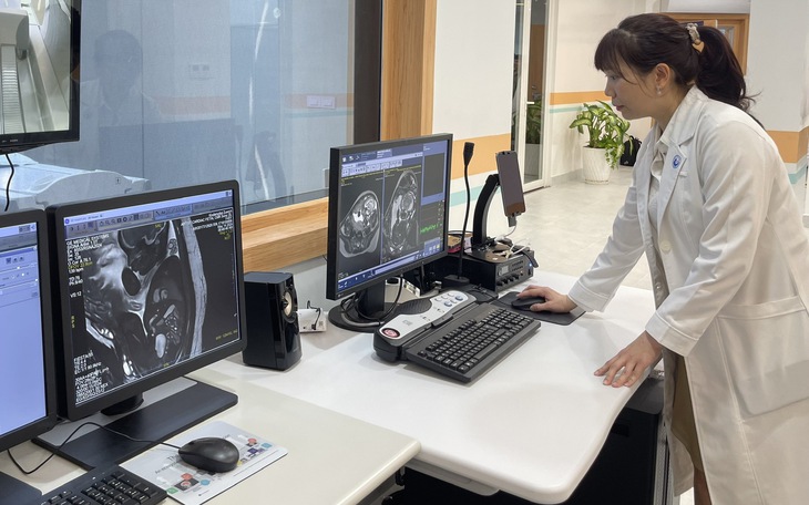 Bệnh viện Từ Dũ tiên phong đào tạo nội soi phụ khoa chuẩn quốc tế - Ảnh 3.