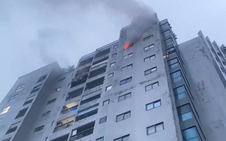 Cháy căn hộ chung cư ở Hà Nội, 2 người được cứu nạn  - Ảnh 3.