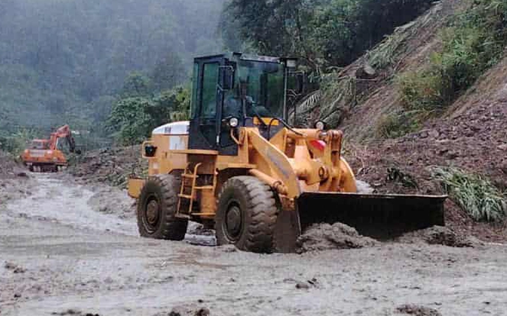 Mưa lớn, đèo Lò Xo nguy cơ sạt lở cao, tài xế không nên qua lại thời điểm này - Ảnh 3.