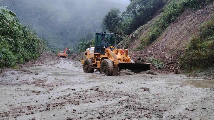 Nỗ lực thông đèo Lò Xo sau nhiều ngày sạt lở vì mưa lớn - Ảnh 1.