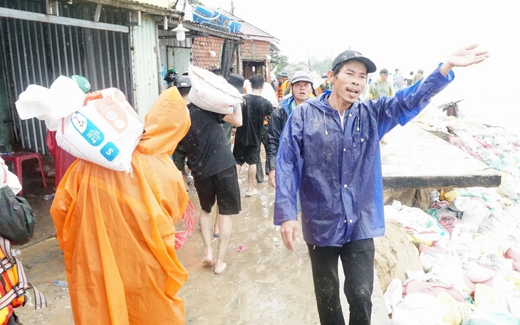 Sau lũ lụt lịch sử, quốc lộ 1 qua Đà Nẵng vẫn ngập, ngổn ngang khắp nơi - Ảnh 9.