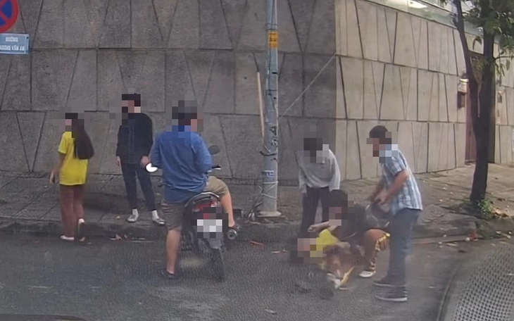 Qua bàn bên xin đá uống bia nhưng bị từ chối, hai nhóm lao vào ẩu đả ở quán nhậu - Ảnh 2.