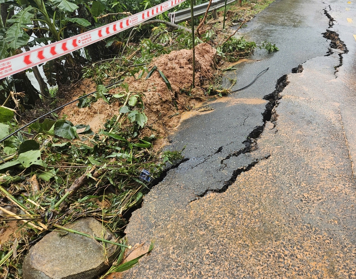 Lại sạt lở quốc lộ 28, đường vào Đà Lạt hết ách chỗ này lại tắc chỗ kia - Ảnh 3.