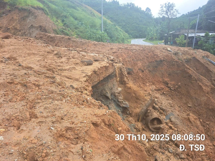 Mưa lớn làm ngập cao tốc Vĩnh Hảo - Phan Thiết, phải cấm đường - Ảnh 4.