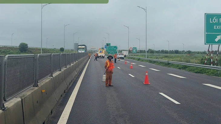 Mưa lớn làm ngập cao tốc Vĩnh Hảo - Phan Thiết, phải cấm đường - Ảnh 2.